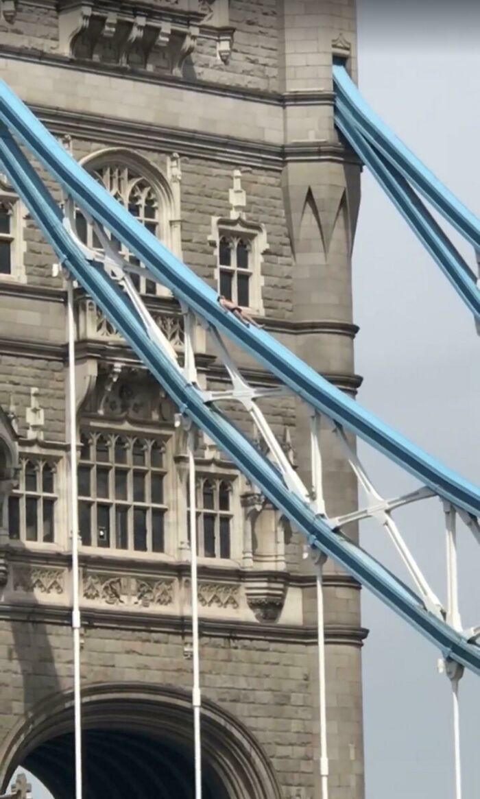 Hoy, el puente de la torre de Londres se ha cerrado por completo porque un hombre ha decidido tomar el sol en una de sus vigas de soporte