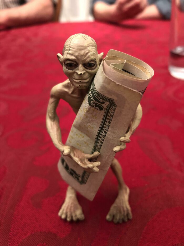 Mi familia y yo usamos este juguete de Gollum para sostener el dinero cuando jugamos a las cartas