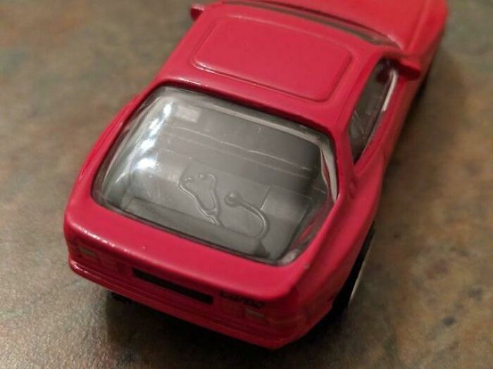 El diseñador del Porsche 944 de Hot Wheels tenía cáncer, el estetoscopio fue añadido por Ryu para rendir homenaje a su oncólogo, que conducía un 944. Descanse en paz, Ryu Asada