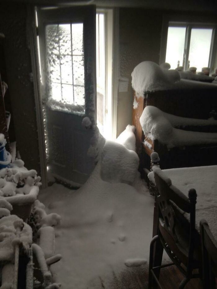 Asegúrese de verificar que su puerta está cerrada cuando se produce una nevada durante la noche