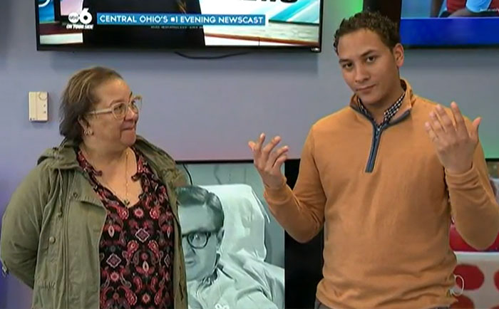 Esta madre interrumpe el directo de su hijo, haciendo que el cámara se parta de risa y se convierte en la sensación de Internet