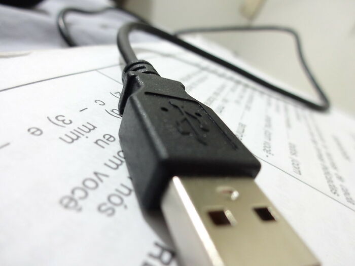 Un cuchillo, un saturador de señal de wifi y un aparato USB Killer