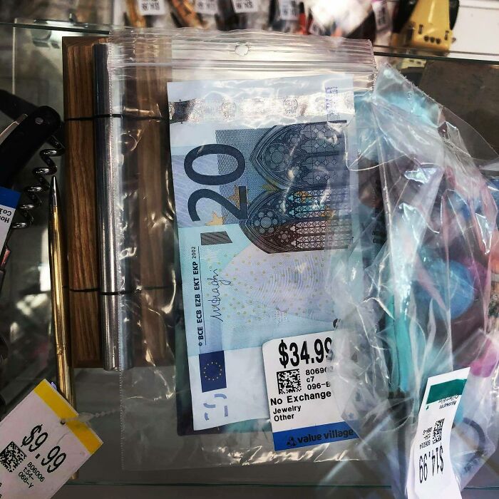 Me estoy orinando en los pantalones. ¡¡Value Village en Pembroke Ontario Canadá está vendiendo 20 euros por 34.99 dólares+impuestos ($39.54)!! Puedes comprar este billete en cualquier banco por 29,68 dólares con el tipo de cambio de hoy, ¡sin impuestos! ¡¡Literalmente están vendiendo dinero por más dinero!! Este... Se... Lleva... El... ¡¡Premio!! ¡Absolutamente ridículo!