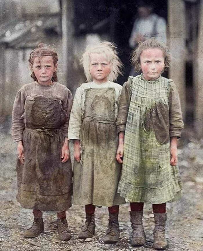 Un grupo de jóvenes abridores de ostras: Josie y Bertha, de 6 años y Sophie, de 10, en Port Royal, Carolina del Sur, 1912. La jornada de trabajo comenzaba a las 4 de la madrugada. Foto tomada por Lewis Hine