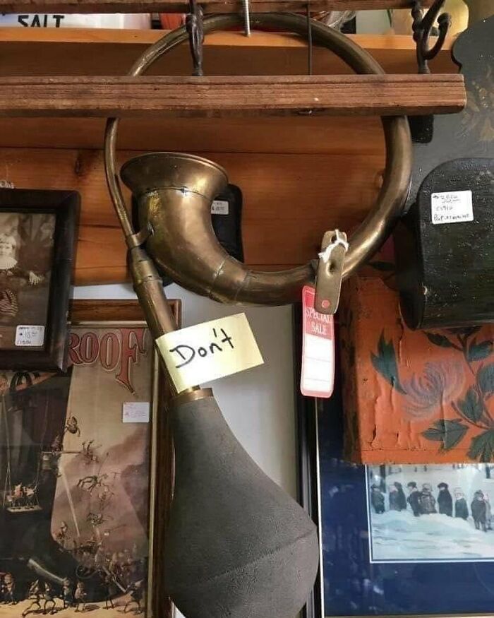 Imagínate la vergüenza absoluta del empleado de la tienda de segunda mano