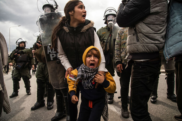 Niñas migrantes llorando. 1º puesto, editorial