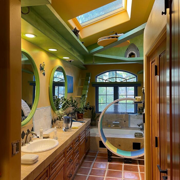Este hombre diseñó la casa perfecta para sus más de 20 gatos rescatados