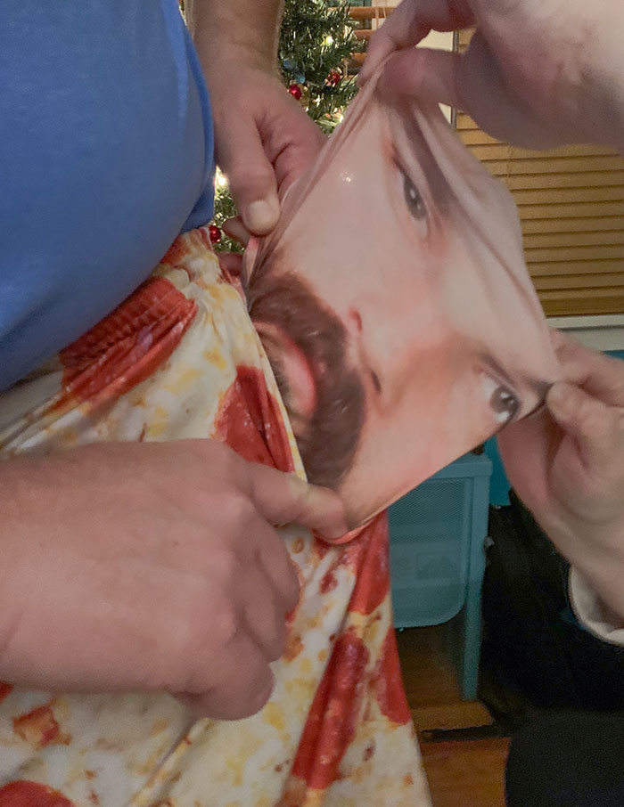 Hay una cara dentro del bolsillo de estos pantalones de pizza