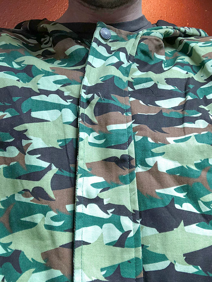 Esta chaqueta de camuflaje es en realidad muchos tiburones