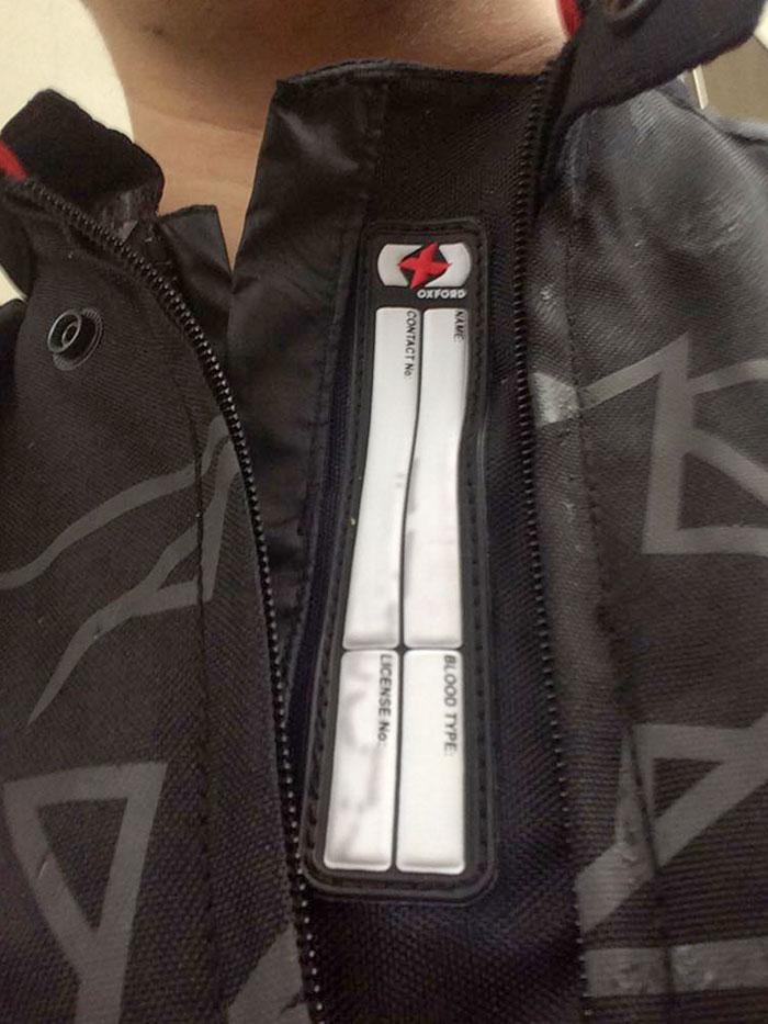 Mi chaqueta para ir en moto tiene espacio para poner tu contacto y tipo de sangre en caso de accidente
