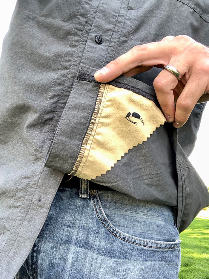 Esta camisa tiene tela para limpiar tus gafas cosida en el interior