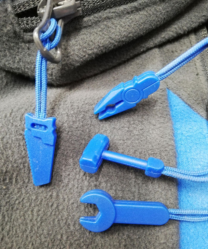Mi ropa del trabajo tiene pequeñas herramientas en las cremalleras