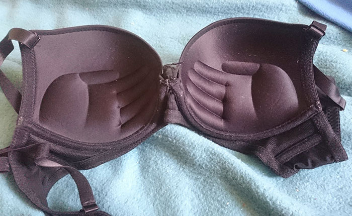 Hay unas manos dentro del sujetador de mi novia