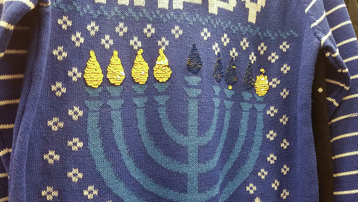 Puedes encender y apagar las velas de esta menorah
