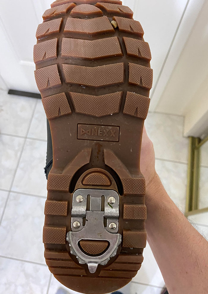 Estas botas de invierno tiene un taco ajustable para el hielo en el talón, para ayudar a caminar en superficies heladas