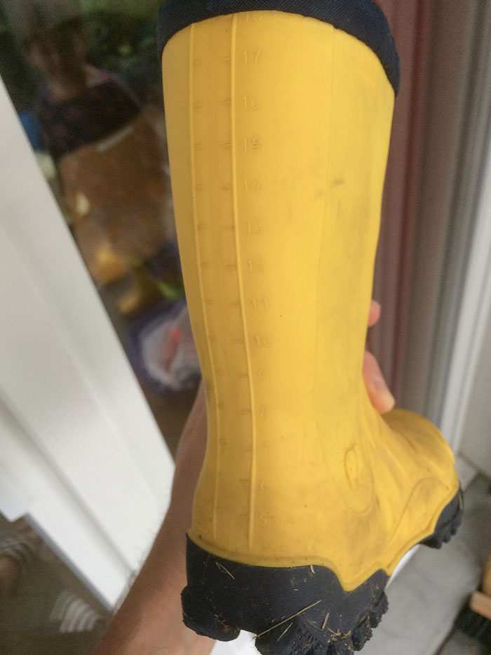 Las botas de goma de mi hijo indican la profundidad del agua en cms