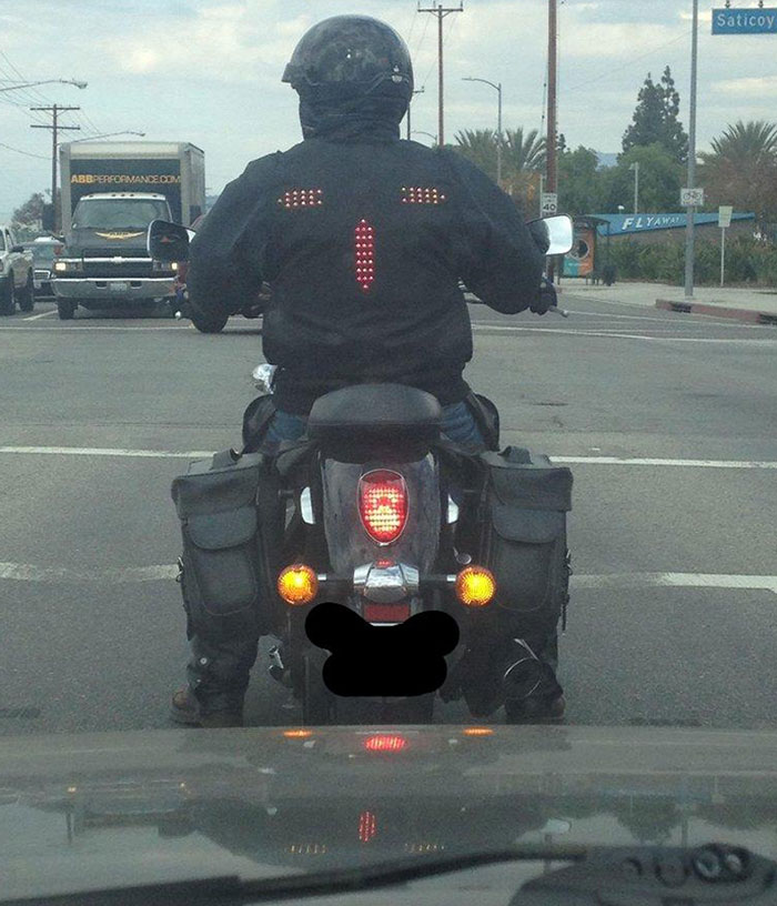 Esta chaqueta de mororista tiene luces intermitentes y de freno