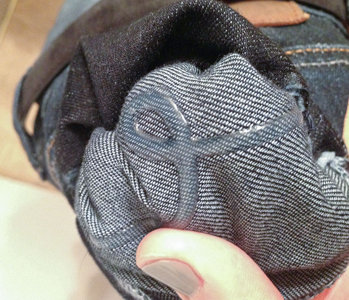 Mis pantalones tienen antideslizante dentro de los bolsillos traseros para que no se caigan las tarjetas de crédito o el dinero
