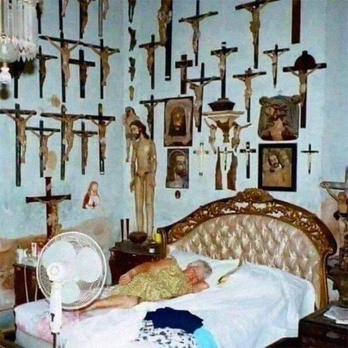 The "Cursed Image Dealer" Instagram Account Collects The Most Uneasy Images Found Online, And Here’s 40 Of Their Best