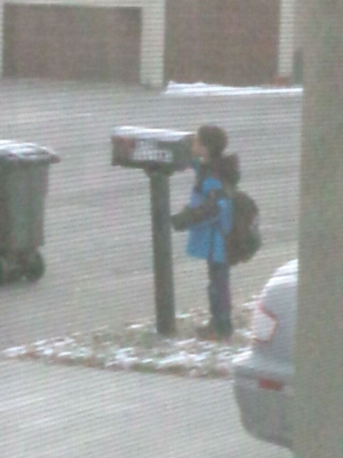 Este niño está lamiendo mi buzón