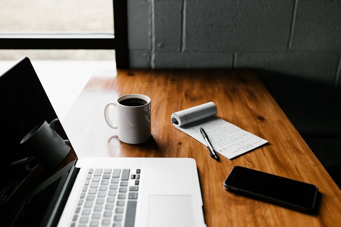 20 Señales que demuestran que un compañero de trabajo es inútil o incapaz