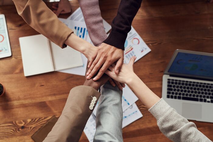 20 Señales que demuestran que un compañero de trabajo es inútil o incapaz