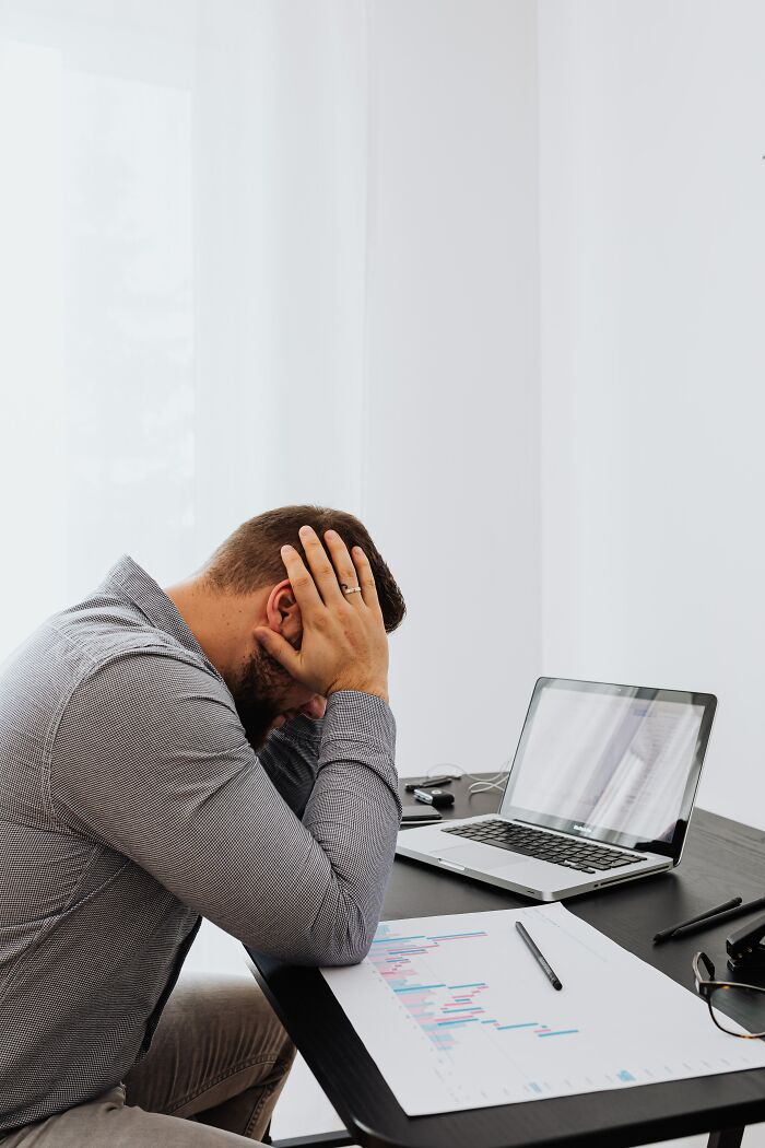 20 Señales que demuestran que un compañero de trabajo es inútil o incapaz