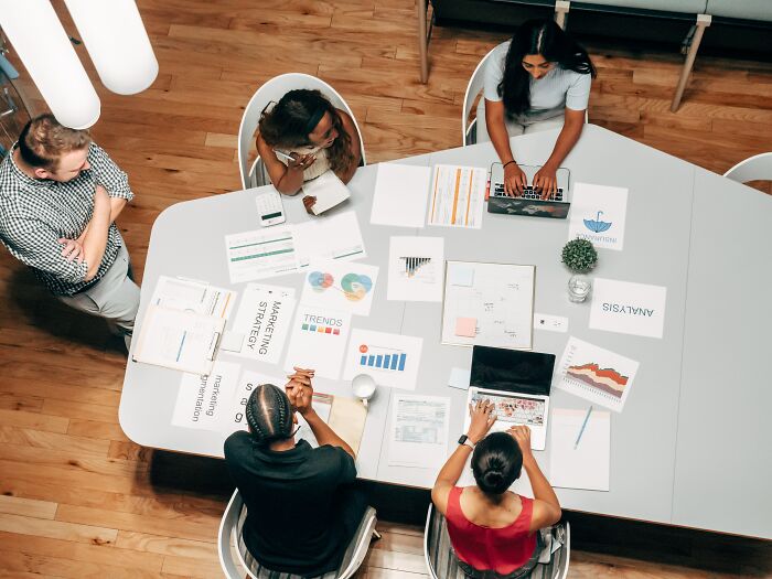 20 Señales que demuestran que un compañero de trabajo es inútil o incapaz