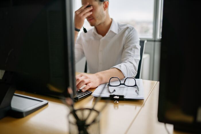 20 Señales que demuestran que un compañero de trabajo es inútil o incapaz