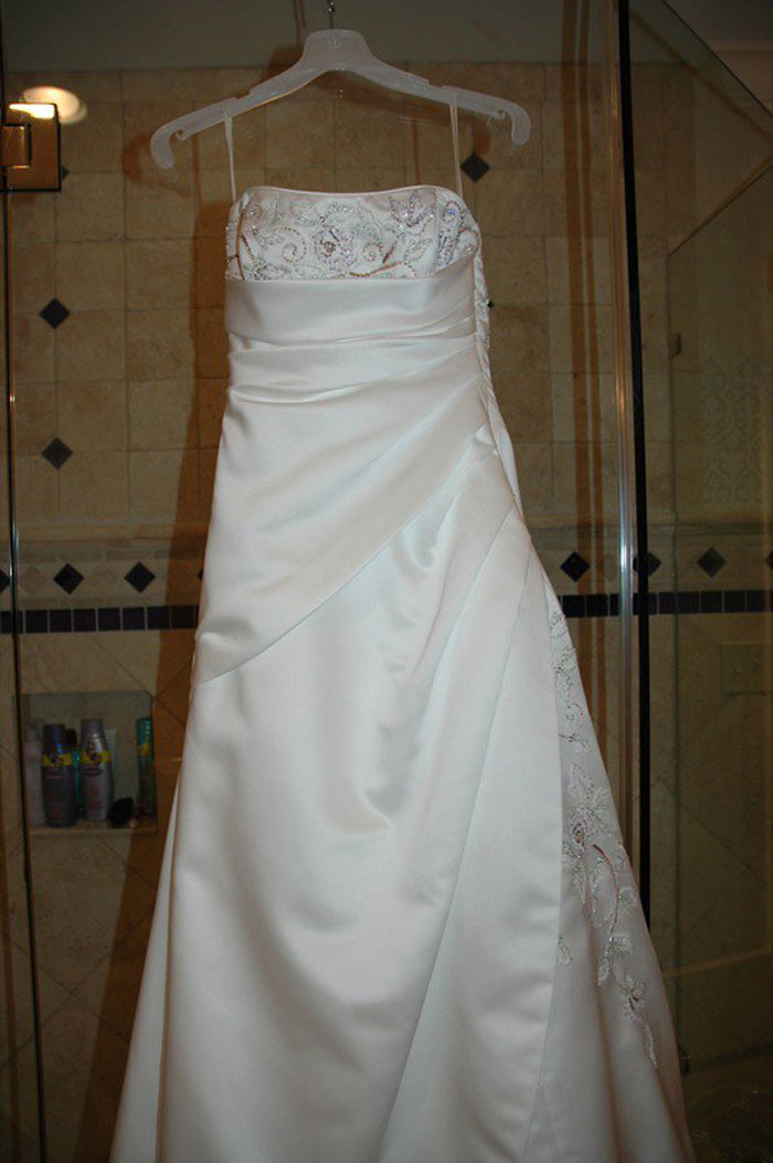 Esta mujer hizo que llevaran a unos recién casados a comisaría al descubrir que la novia usaba el vestido de la ex de su esposo