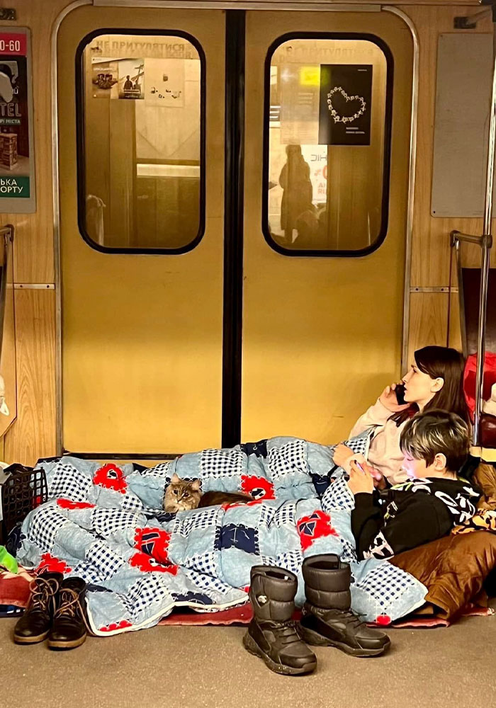 40 Photos Of Ukrainian Folks With Their Pets Amidst The War, Proving Just How Strong Human-Pet Love Can Really Be