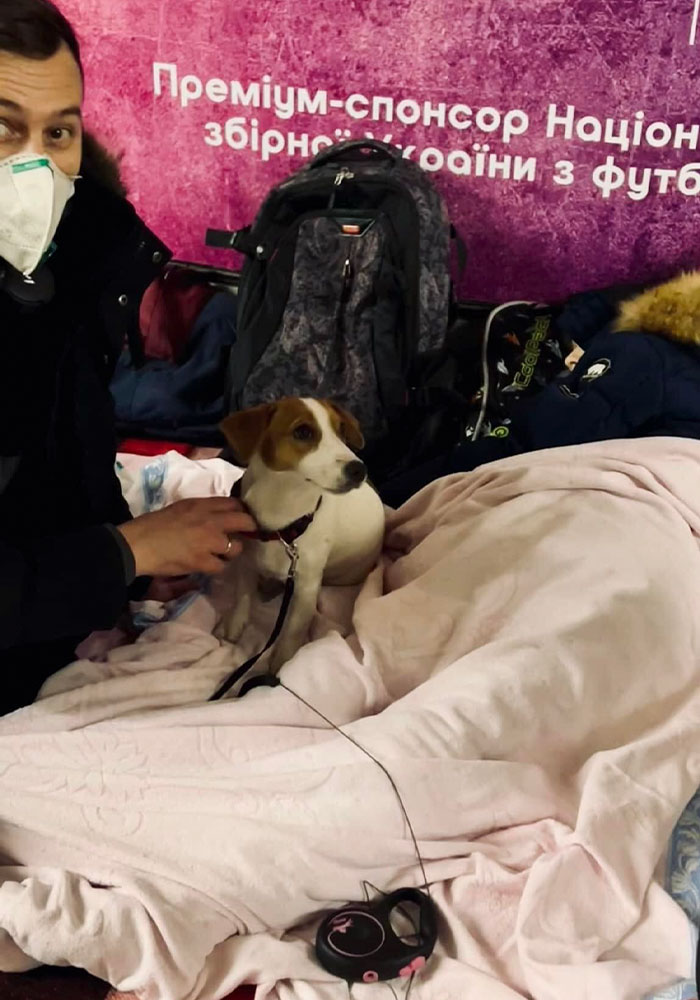 40 Photos Of Ukrainian Folks With Their Pets Amidst The War, Proving Just How Strong Human-Pet Love Can Really Be