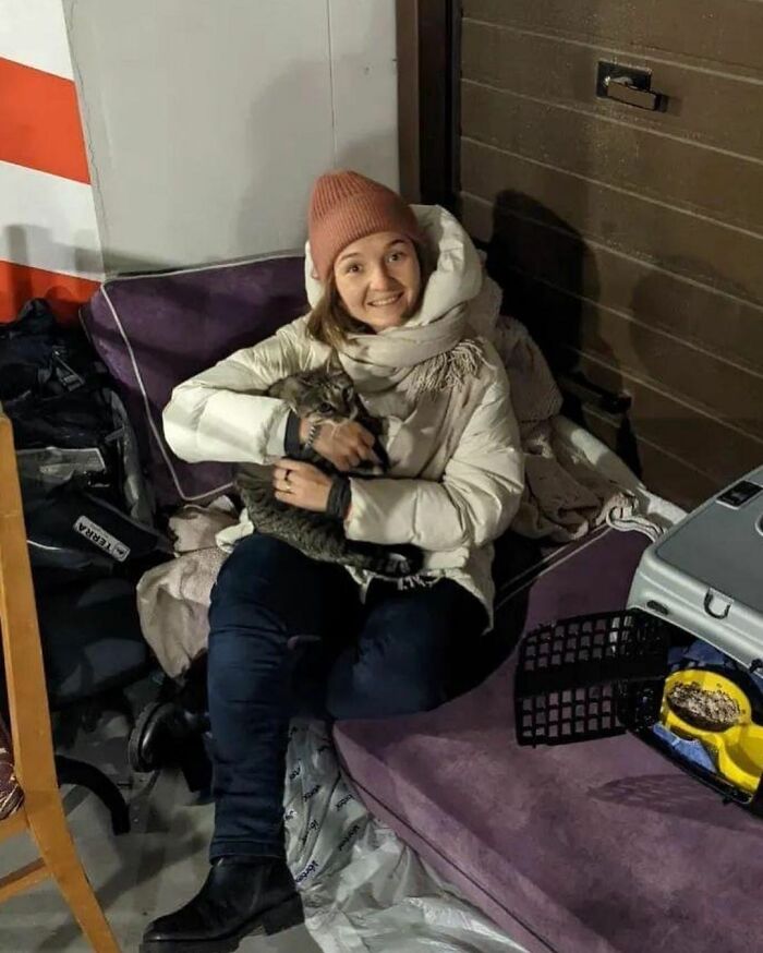 40 Photos Of Ukrainian Folks With Their Pets Amidst The War, Proving Just How Strong Human-Pet Love Can Really Be