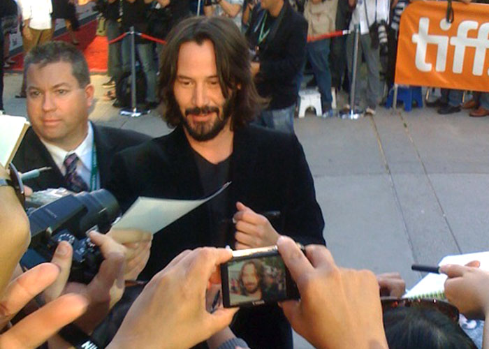 “Llámala, quiero hablar con ella”: Keanu Reeves participó en una bonita sorpresa que le alegró el día a una fan de 80 años
