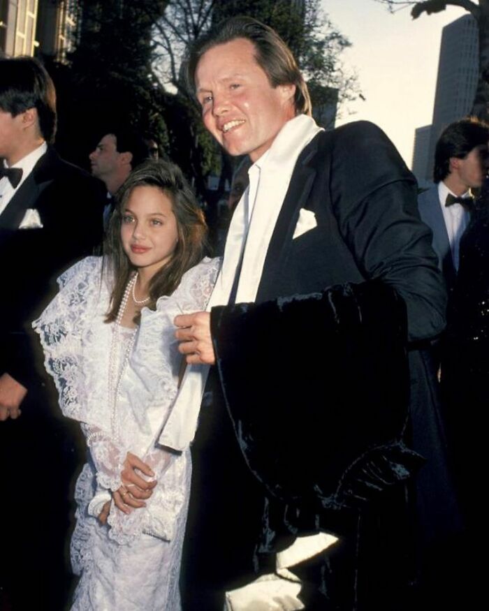 Angelina Jolie con su padre Jon Voight en la 58ª edición de los Oscar, 1986