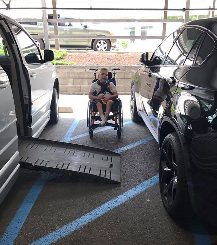 Las personas que estacionan sobre las líneas para personas discapacitadas