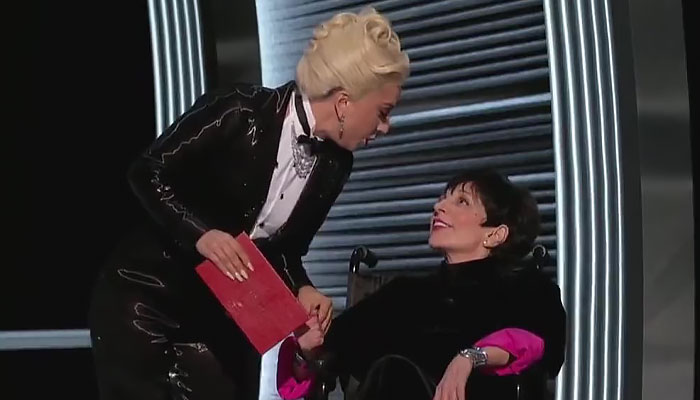 La dramática ceremonia de los Oscars terminó con un momento conmovedor y reconfortante de Lady Gaga ayudando amablemente a Liza Minnelli
