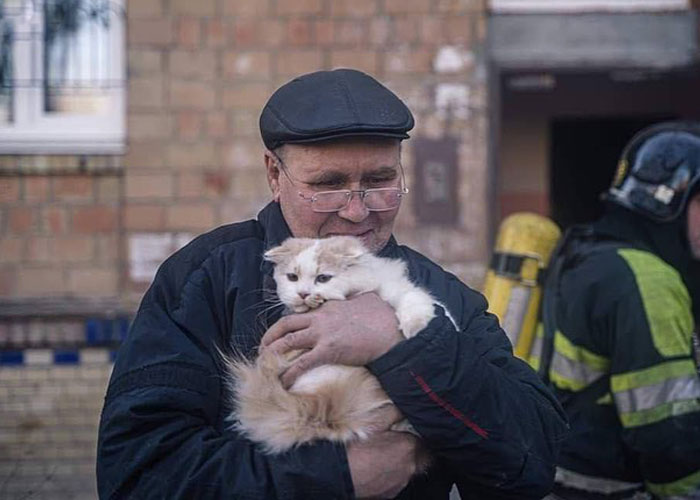 Esta mujer carga con su gato mientras lo consuela ante el sonido de las alarmas de ataque aéreo en Kyiv, Ucrania