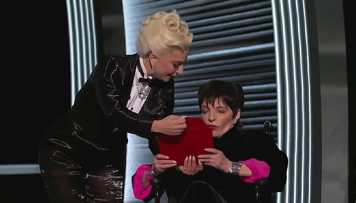La dramática ceremonia de los Oscars terminó con un momento conmovedor y reconfortante de Lady Gaga ayudando amablemente a Liza Minnelli
