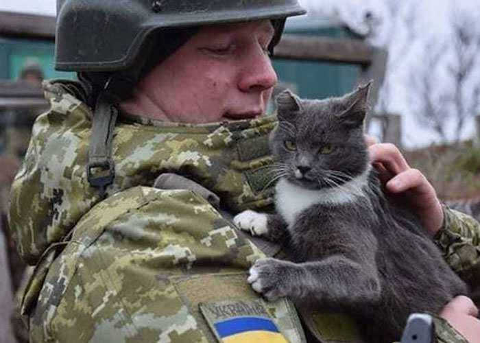 Esta mujer carga con su gato mientras lo consuela ante el sonido de las alarmas de ataque aéreo en Kyiv, Ucrania