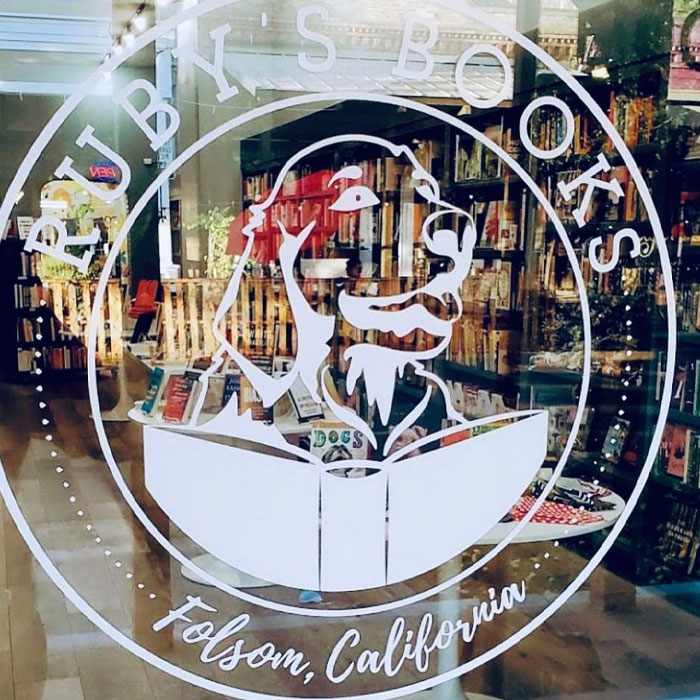 Esta librería se vuelve incluso más mágica cuando un Golden retriever se convierte en el jefe