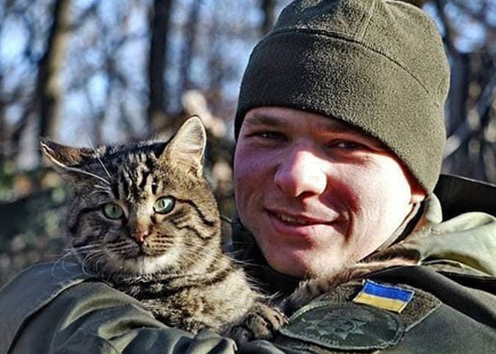 Esta mujer carga con su gato mientras lo consuela ante el sonido de las alarmas de ataque aéreo en Kyiv, Ucrania