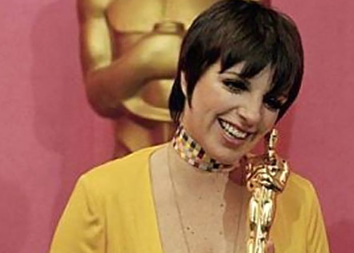 La dramática ceremonia de los Oscars terminó con un momento conmovedor y reconfortante de Lady Gaga ayudando amablemente a Liza Minnelli