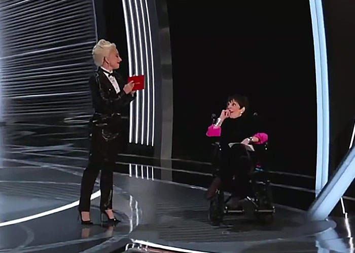 La dramática ceremonia de los Oscars terminó con un momento conmovedor y reconfortante de Lady Gaga ayudando amablemente a Liza Minnelli