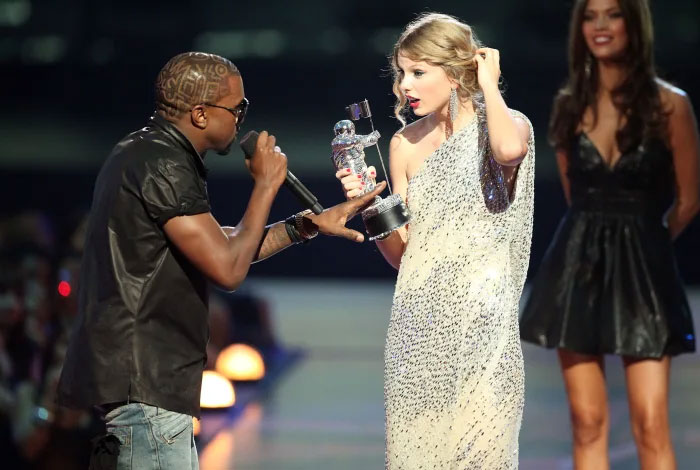 En su sala de estar, Taylor Swift tiene una foto enmarcada de Kanye West interrumpiéndola durante los MTV Video Music Awards del 2009. Debajo, dice: “La vida está llena de pequeñas interrupciones”