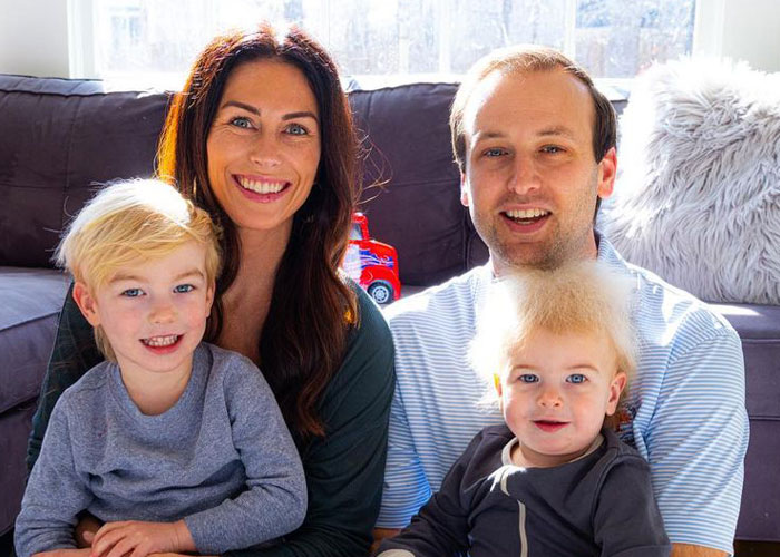 A este alegre niño se le diagnosticó el síndrome del cabello impeinable