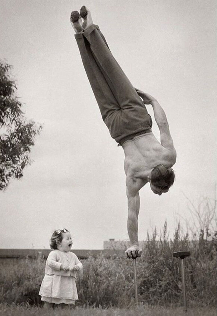 Papá mostrando sus habilidades para sorpresa de su pequeña hija en Melbourne, Australia, 1940s