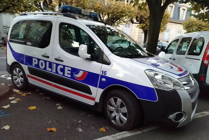 Mostrarle el dedo del medio a un policía