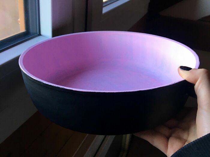 Reutilizando una sartén dañada, con un poco de pintura se convierte en un genial cuenco decorativo