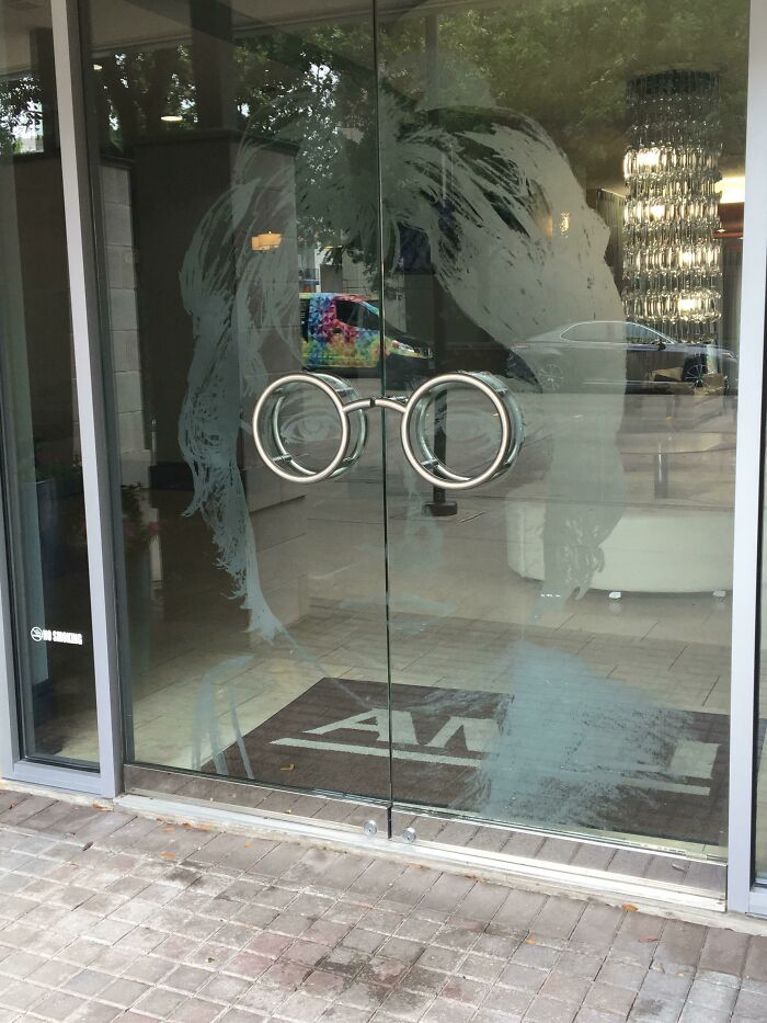 Manilla de la puerta como las gafas de John Lennon